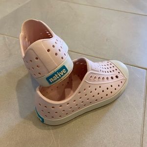 NATIVE Jefferson light pink shoe (size C11)